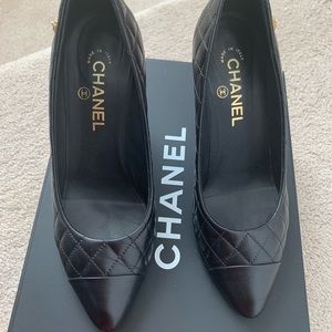Black quilted Chanel leather pumps
